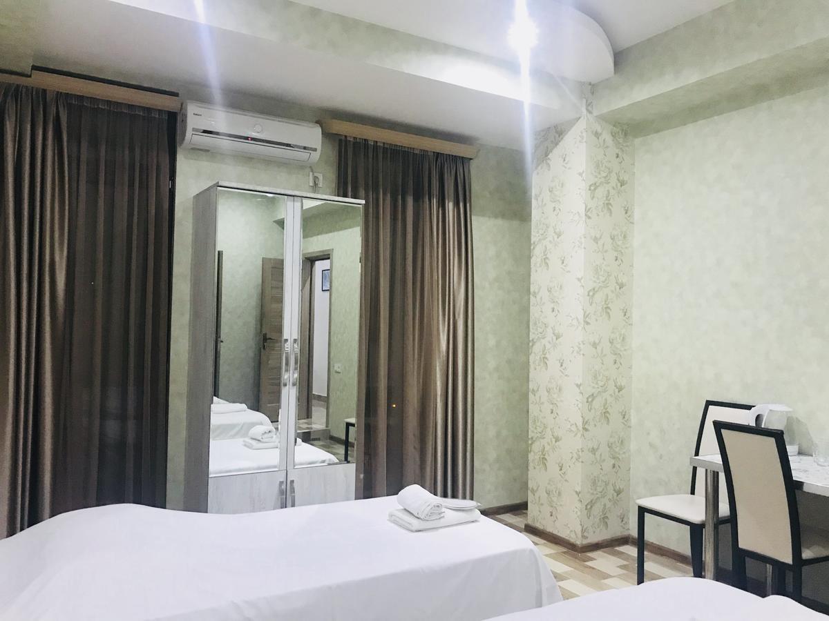 Hotel Tourist Тбилиси Екстериор снимка