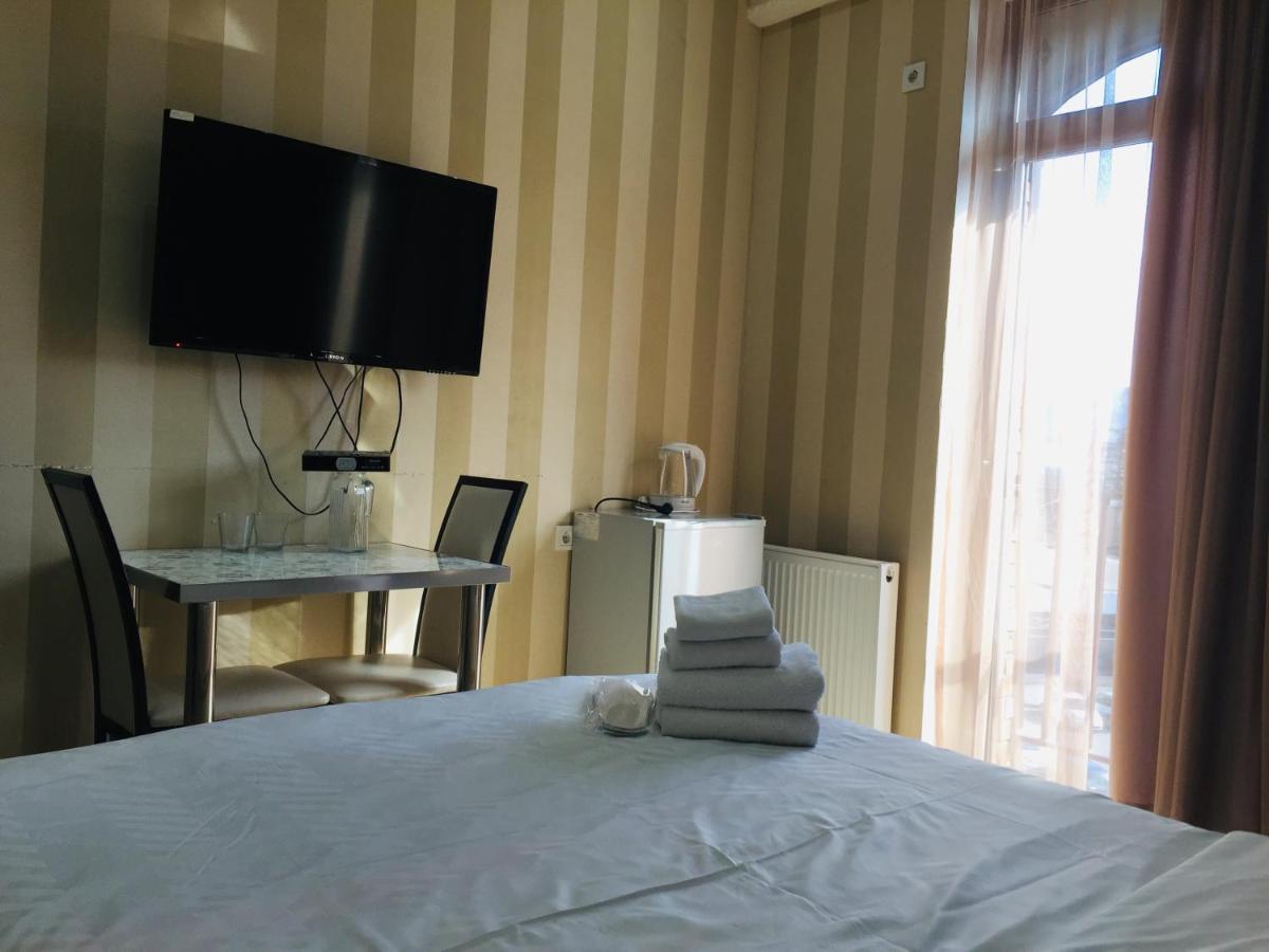 Hotel Tourist Тбилиси Екстериор снимка