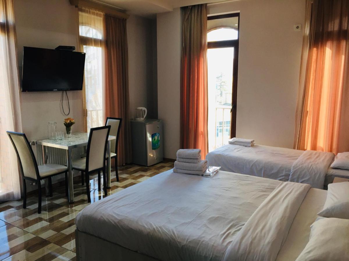 Hotel Tourist Тбилиси Екстериор снимка