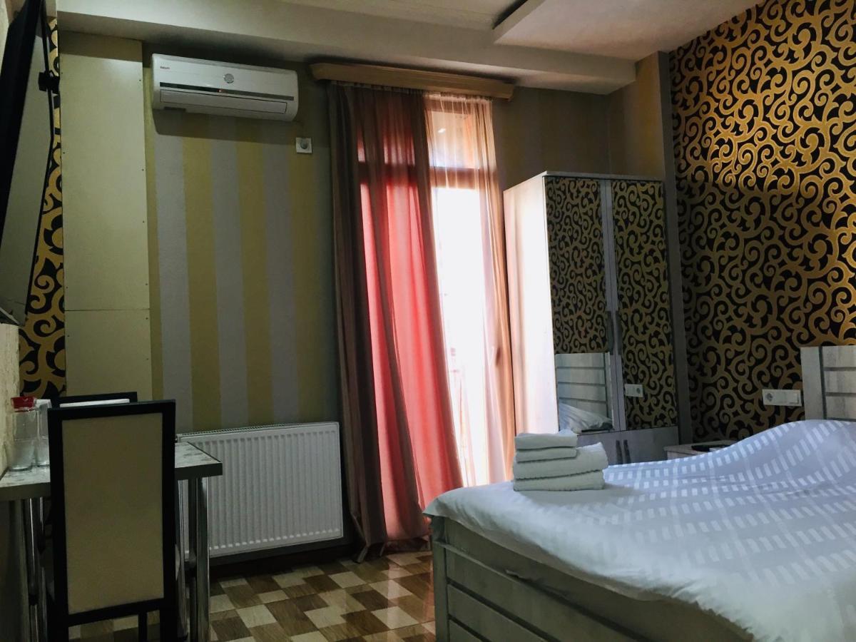 Hotel Tourist Тбилиси Екстериор снимка