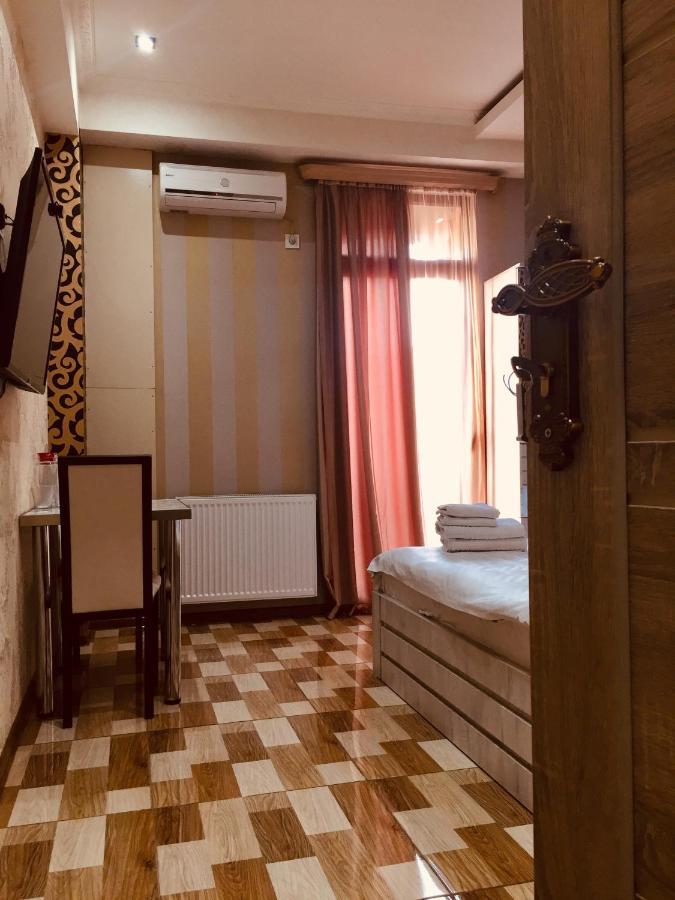 Hotel Tourist Тбилиси Екстериор снимка