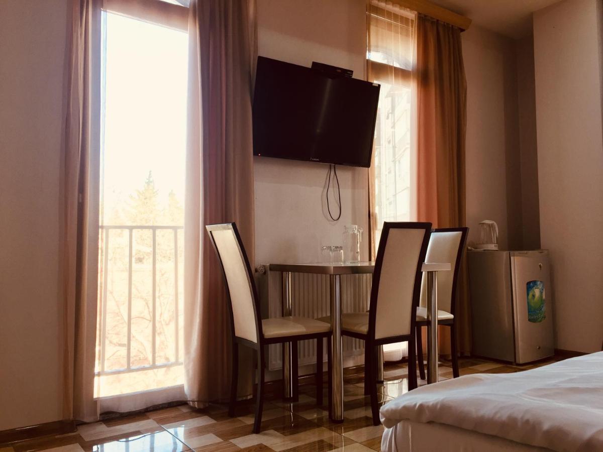 Hotel Tourist Тбилиси Екстериор снимка