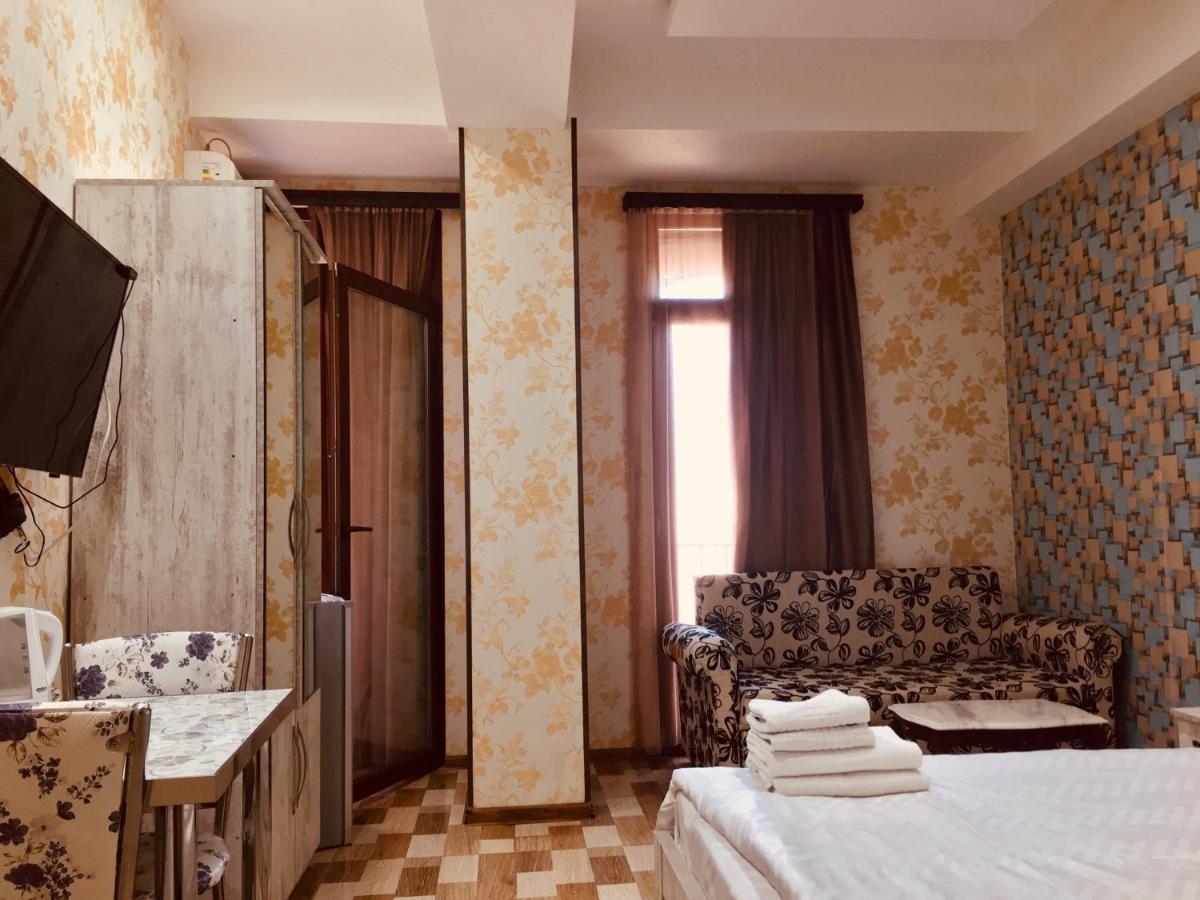 Hotel Tourist Тбилиси Екстериор снимка